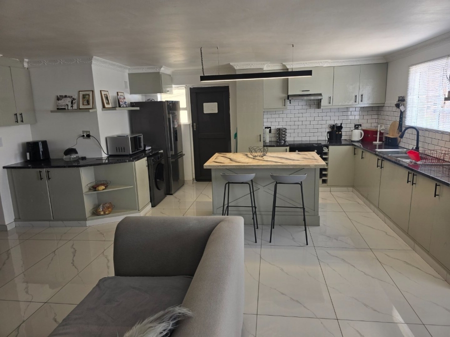 5 Bedroom Property for Sale in Portlands Western Cape